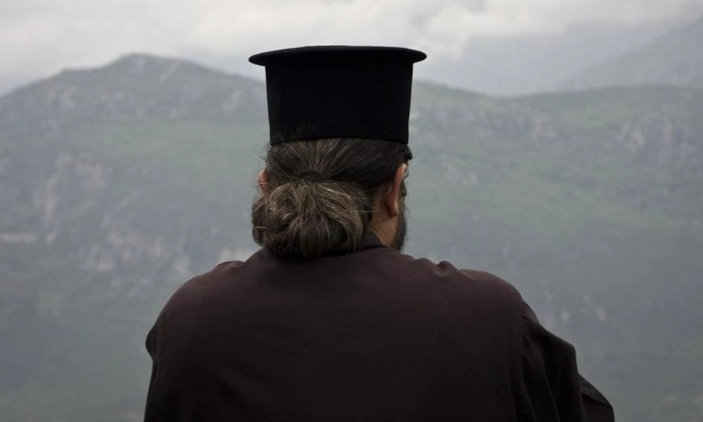 Θεσσαλονίκη: Συνελήφθη ιερέας που απείλησε την πρεσβυτέρα του